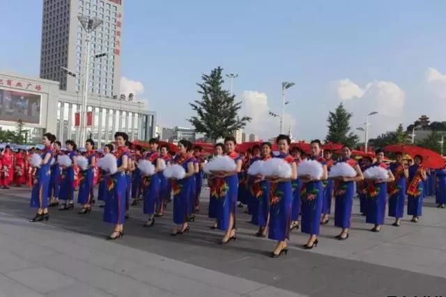 平凉泓源公司党委和兴北路社区绿地广场商圈党建联盟合作举办“讴歌新时代 共圆中国梦”纪念改革开放四十周年大型群众广场文化活动(图6) 平凉泓源公司党委和兴北路社区绿地广场商圈党建联盟合作举办“讴歌新时代 共圆中国梦”纪念改革开放四十周年大型群众广场文化活动(图6)