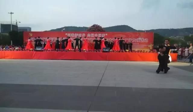 平凉泓源公司党委和兴北路社区绿地广场商圈党建联盟合作举办“讴歌新时代 共圆中国梦”纪念改革开放四十周年大型群众广场文化活动(图10) 平凉泓源公司党委和兴北路社区绿地广场商圈党建联盟合作举办“讴歌新时代 共圆中国梦”纪念改革开放四十周年大型群众广场文化活动(图10)