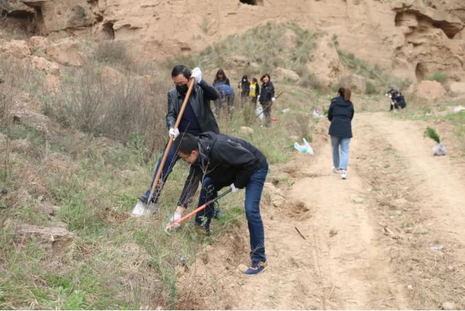 泓源公司开展义务植树活动(图2) 泓源公司开展义务植树活动(图2)