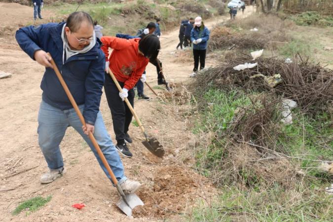 泓源公司开展义务植树活动(图4) 泓源公司开展义务植树活动(图4)
