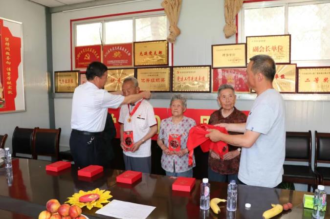 走访慰问老党员 深入实际学党史—— 市政府国资委慰问泓源公司老党员、困难党员(图2) 走访慰问老党员 深入实际学党史—— 市政府国资委慰问泓源公司老党员、困难党员(图2)