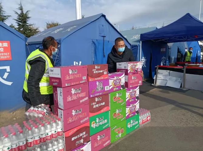 慰问送关怀 协力战疫情——泓源公司资产运营联合党支部慰问防疫一线工作人员(图2) 慰问送关怀 协力战疫情——泓源公司资产运营联合党支部慰问防疫一线工作人员(图2)